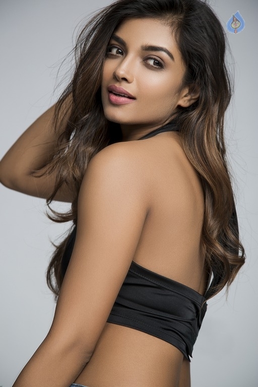 Ashna Zaveri Photo Shoot Images - 22 / 29 photos