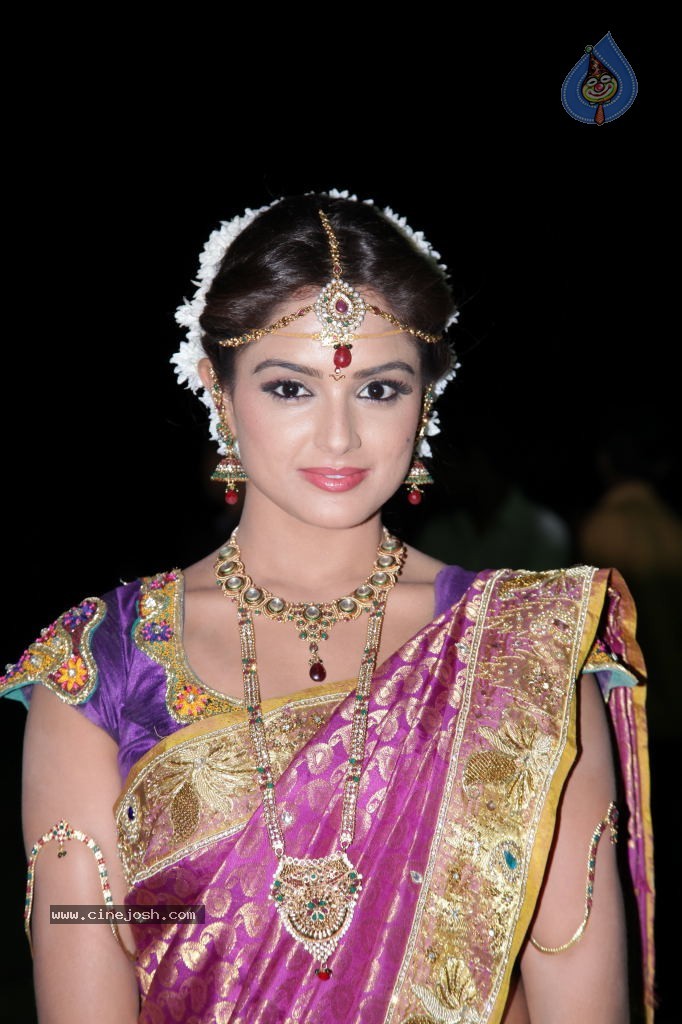 Asmitha Sood Cute Stills - 23 / 52 photos