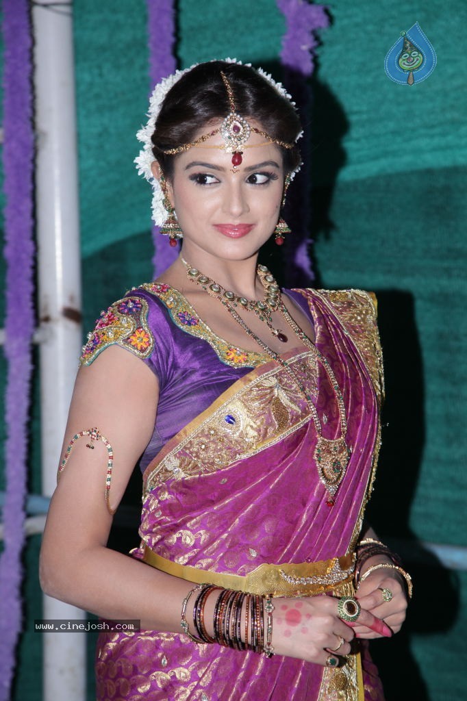 Asmitha Sood Cute Stills - 25 / 52 photos