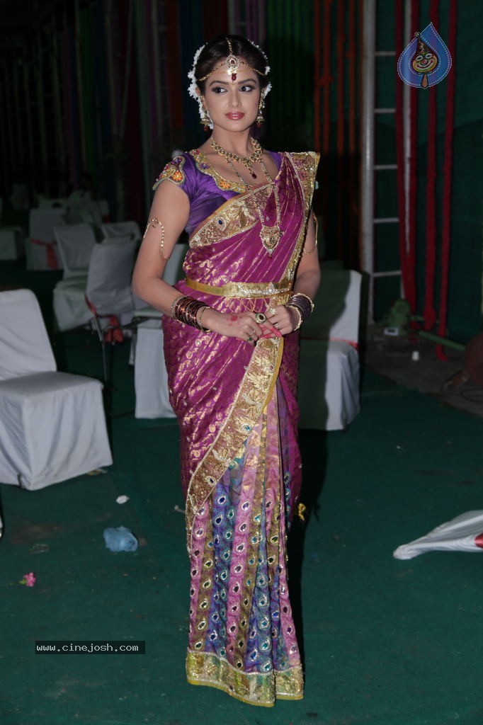 Asmitha Sood Cute Stills - 26 / 52 photos