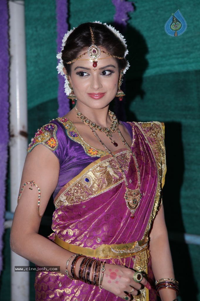 Asmitha Sood Cute Stills - 33 / 52 photos