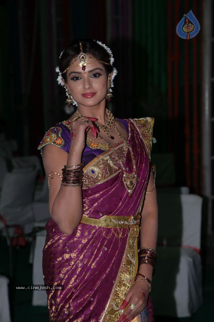 Asmitha Sood Cute Stills - 42 / 52 photos