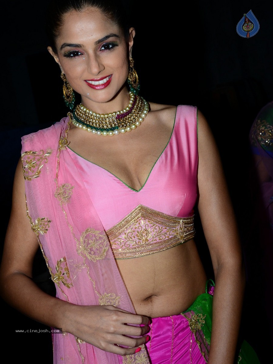 Asmitha Sood Hot Gallery - 31 / 50 photos