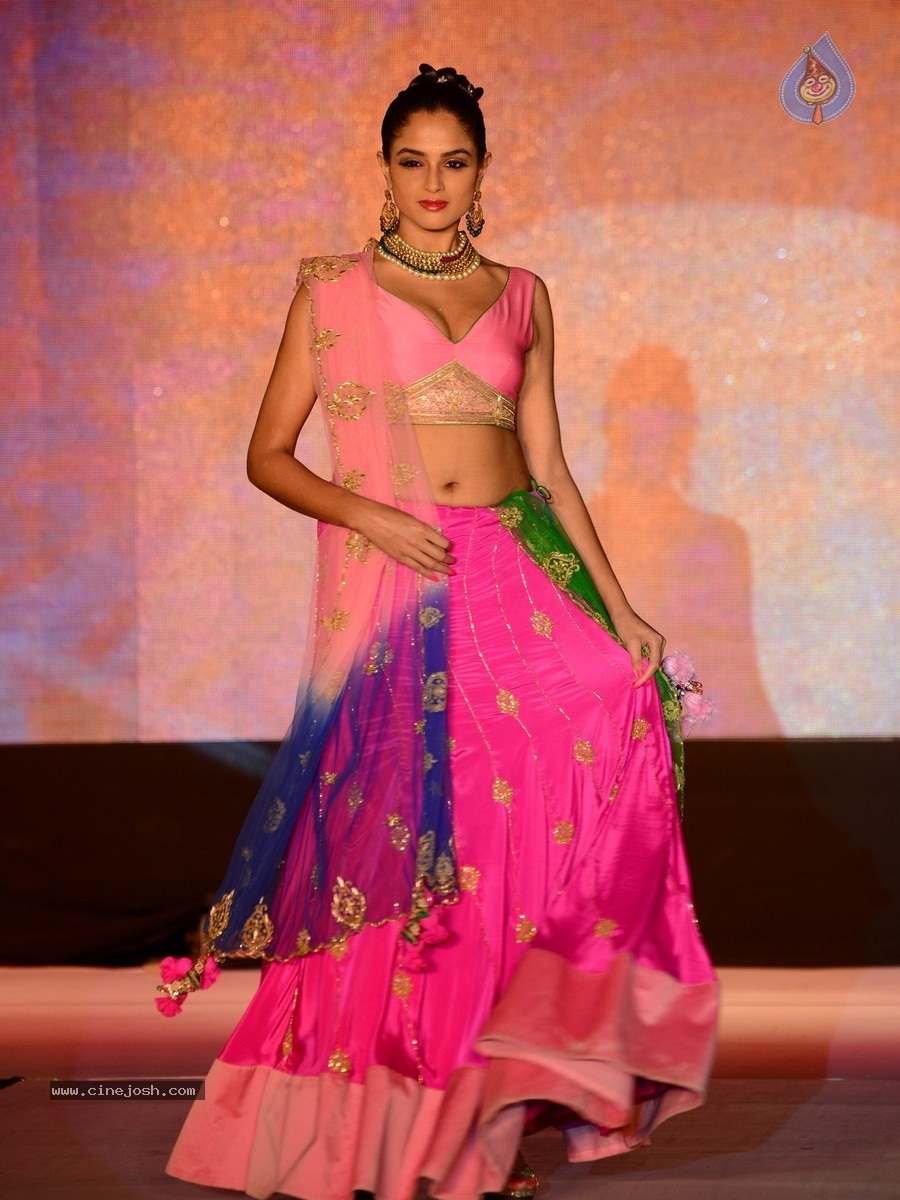 Asmitha Sood Hot Gallery - 37 / 50 photos