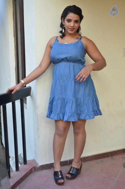 Athiyaa New Photos - 16 / 19 photos