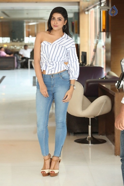 Avantika Mishra Latest Photos - 33 / 63 photos