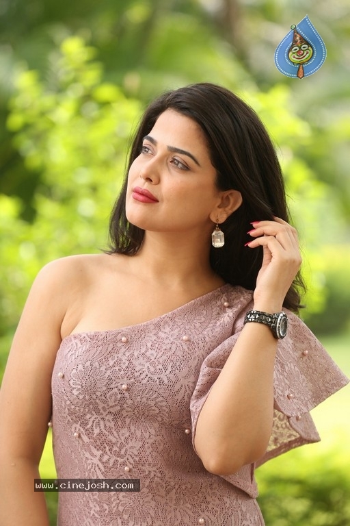 Ayesha Singh Photos - 4 / 18 photos