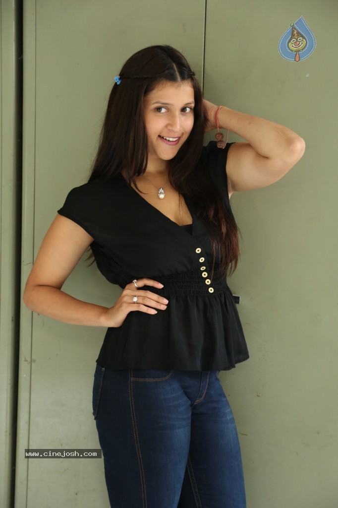 Barbie Handa New Stills - 19 / 125 photos