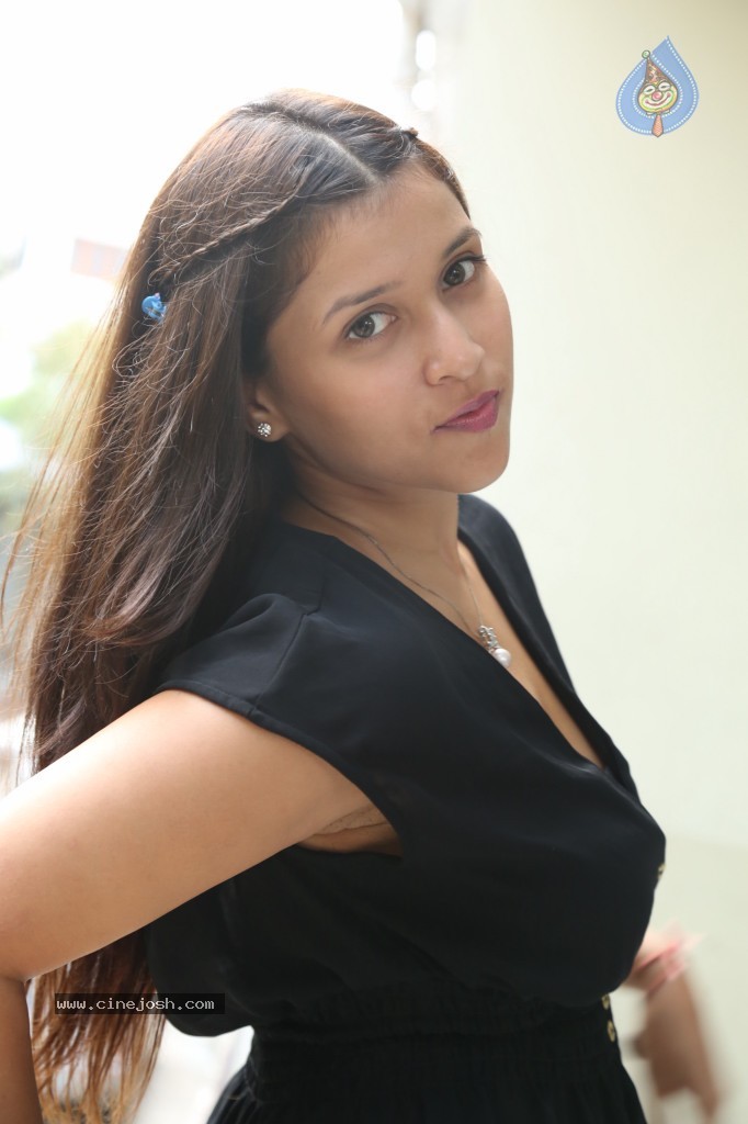 Barbie Handa New Stills - 25 / 125 photos