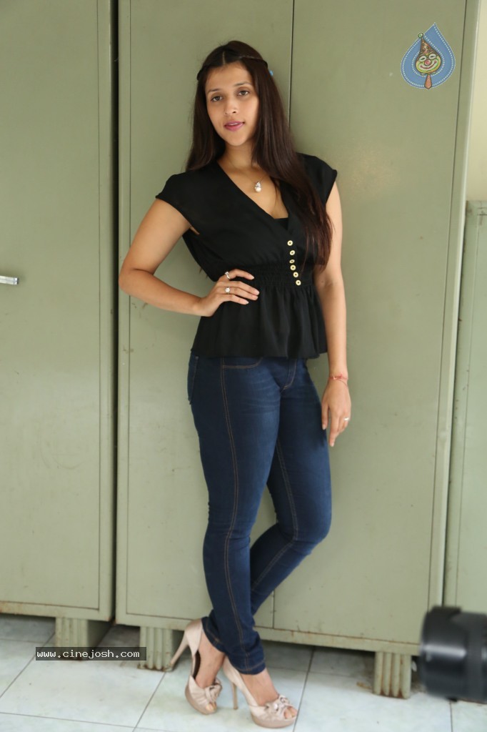 Barbie Handa New Stills - 27 / 125 photos