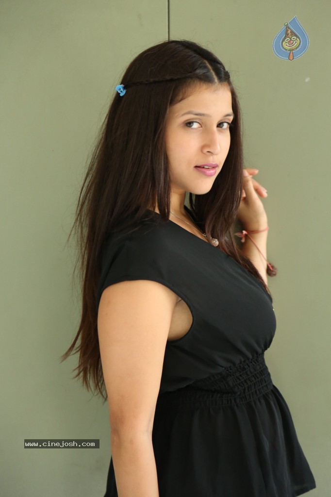 Barbie Handa New Stills - 28 / 125 photos