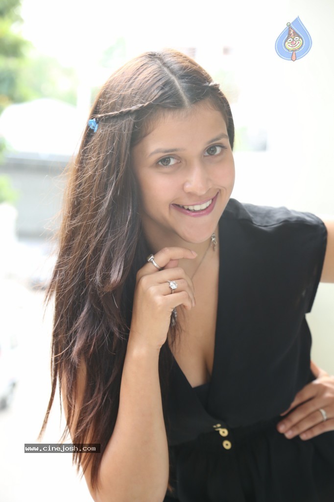 Barbie Handa New Stills - 30 / 125 photos