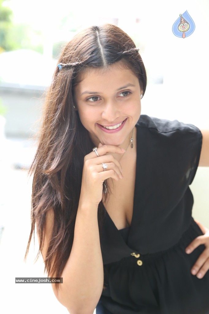 Barbie Handa New Stills - 37 / 125 photos