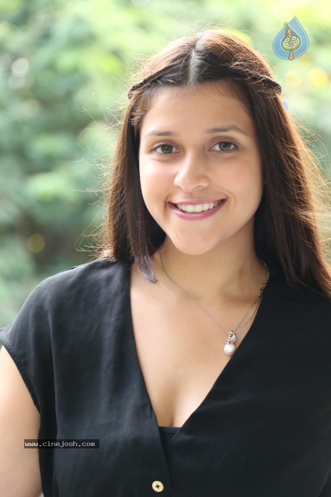 Barbie Handa New Stills - 39 / 125 photos