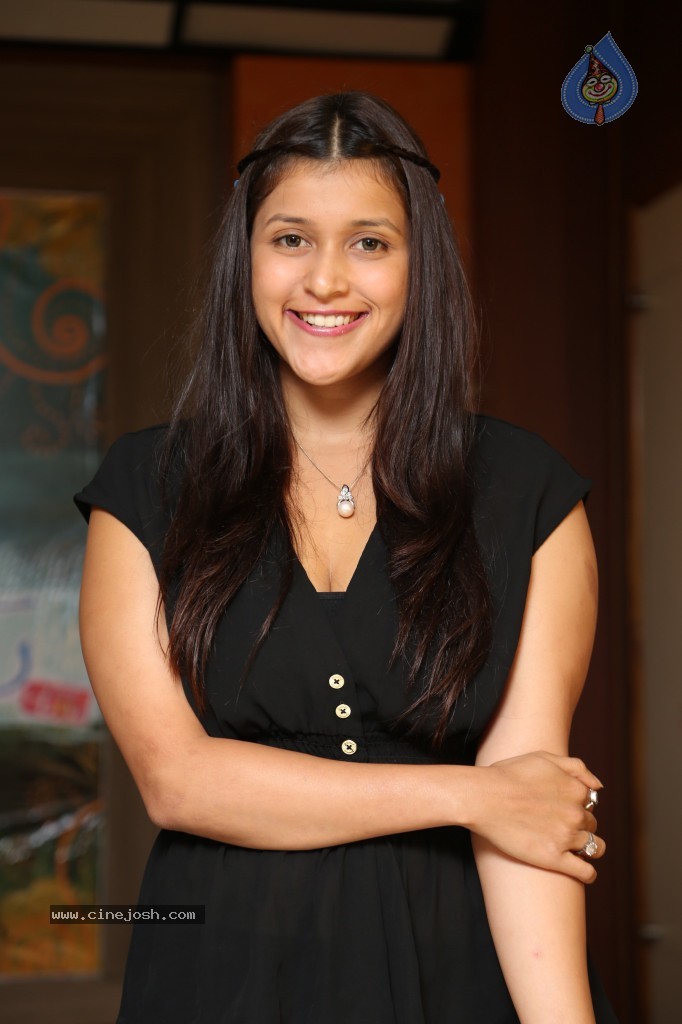 Barbie Handa New Stills - 42 / 125 photos