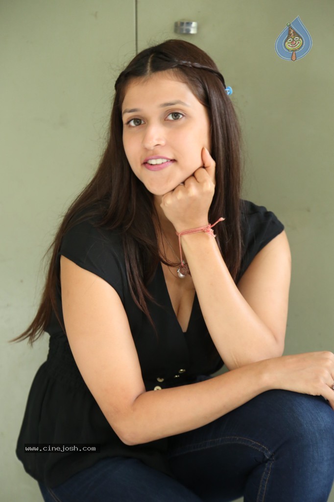 Barbie Handa New Stills - 48 / 125 photos