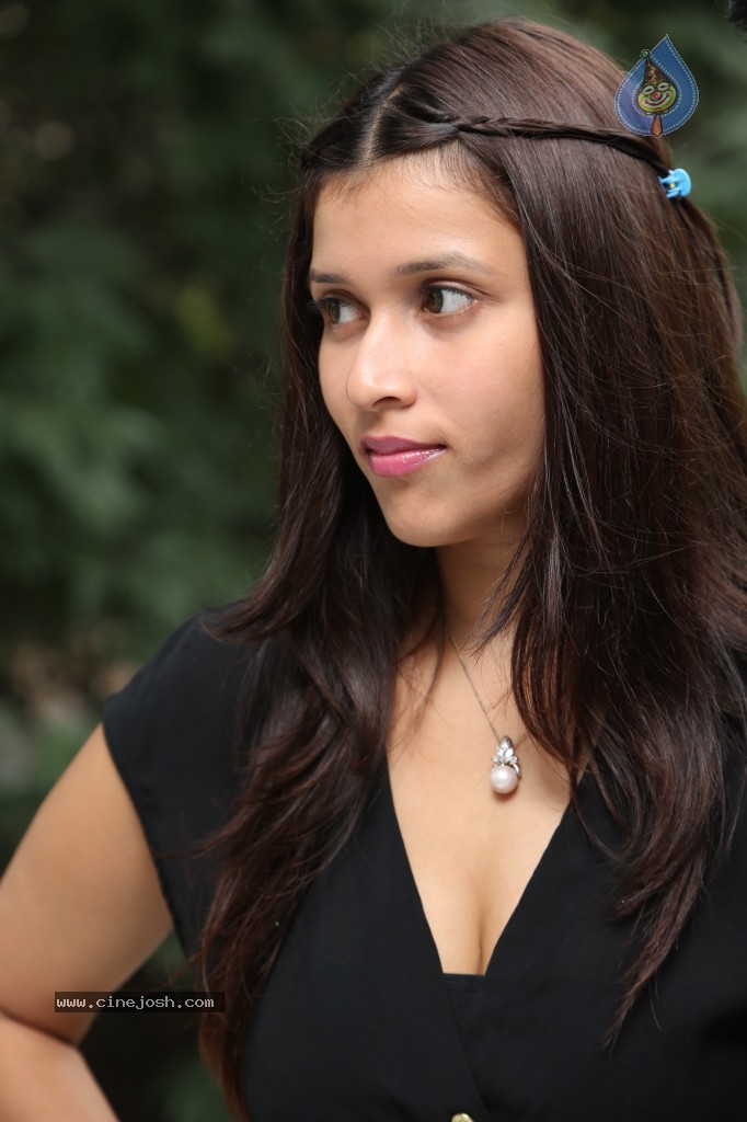 Barbie Handa New Stills - 59 / 125 photos