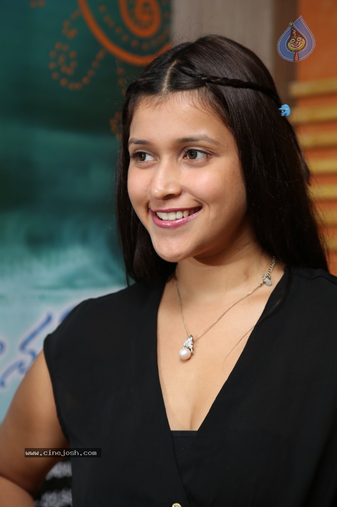 Barbie Handa New Stills - 62 / 125 photos