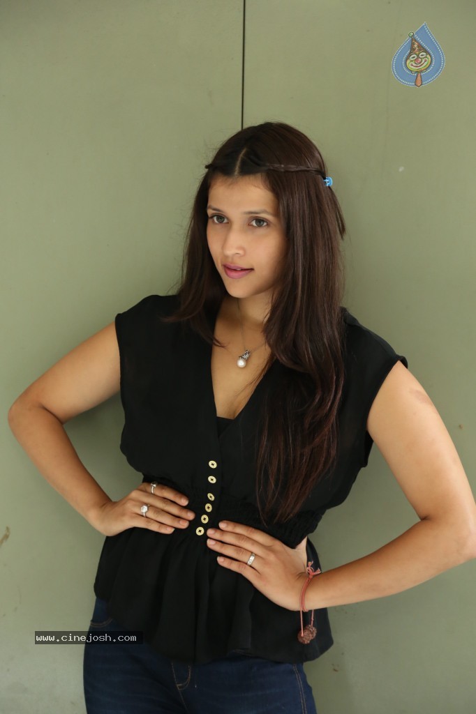 Barbie Handa New Stills - 66 / 125 photos