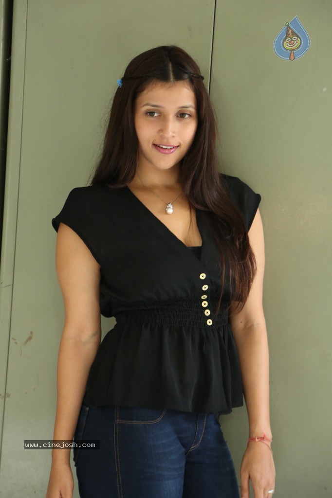 Barbie Handa New Stills - 68 / 125 photos