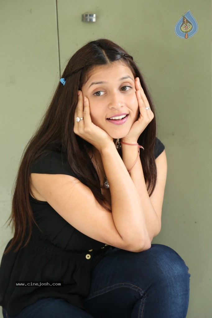 Barbie Handa New Stills - 69 / 125 photos