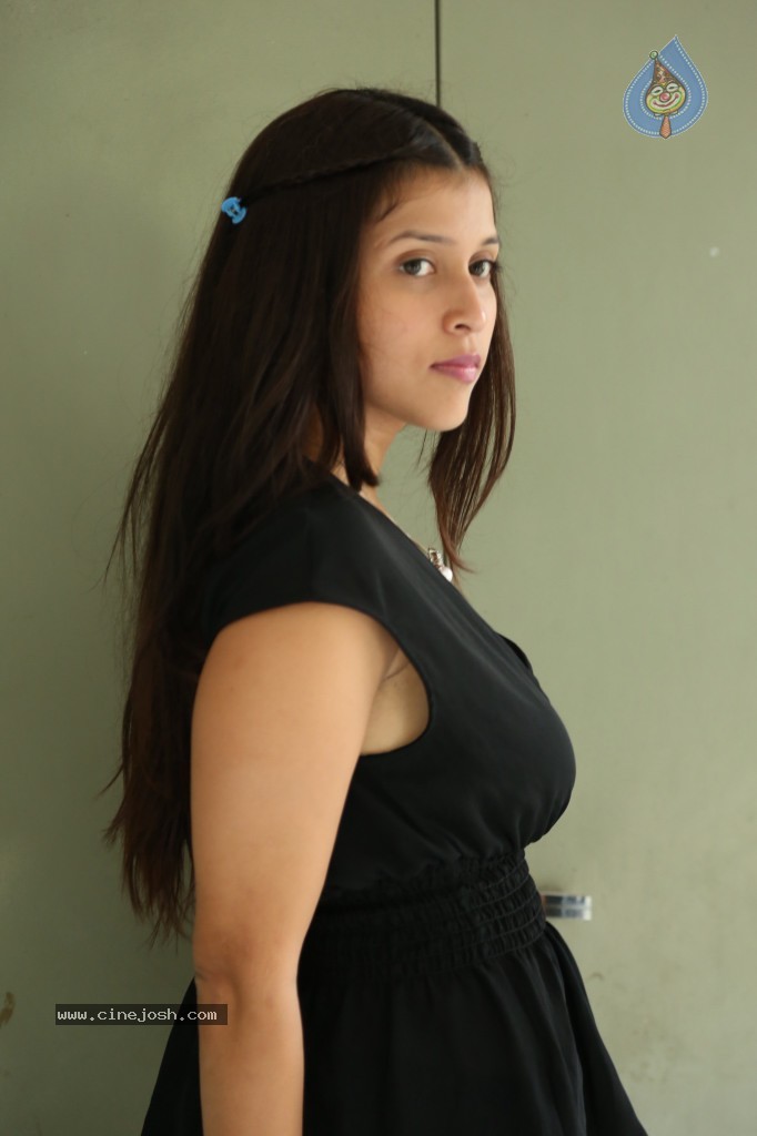 Barbie Handa New Stills - 70 / 125 photos