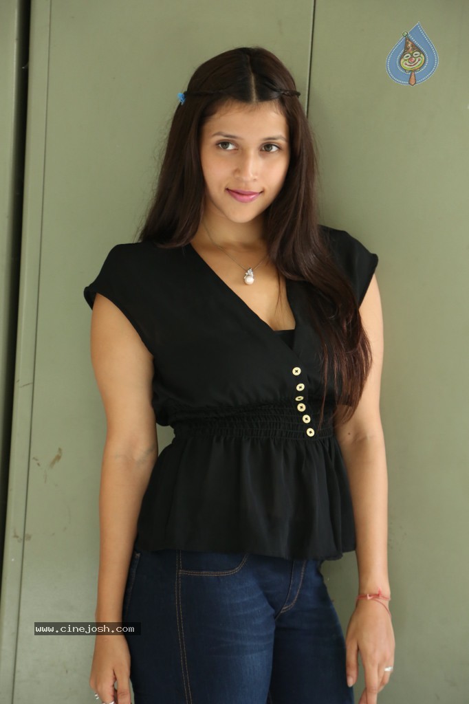 Barbie Handa New Stills - 79 / 125 photos