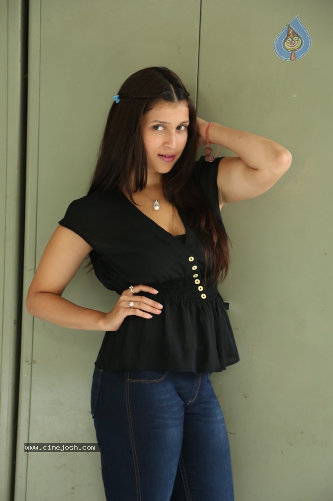 Barbie Handa New Stills - 82 / 125 photos