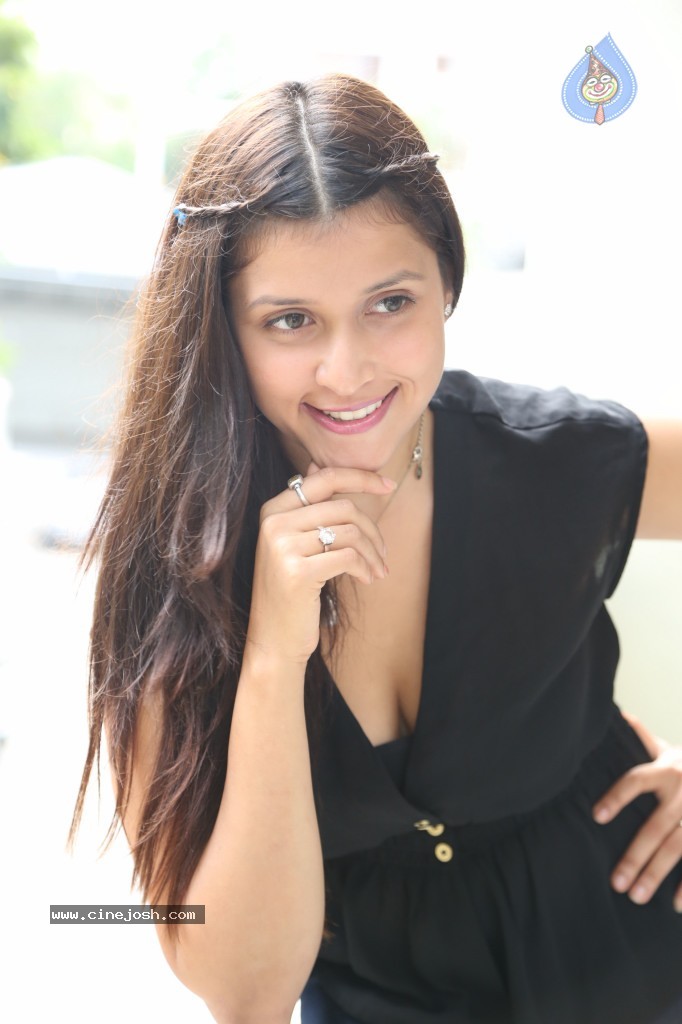 Barbie Handa New Stills - 84 / 125 photos