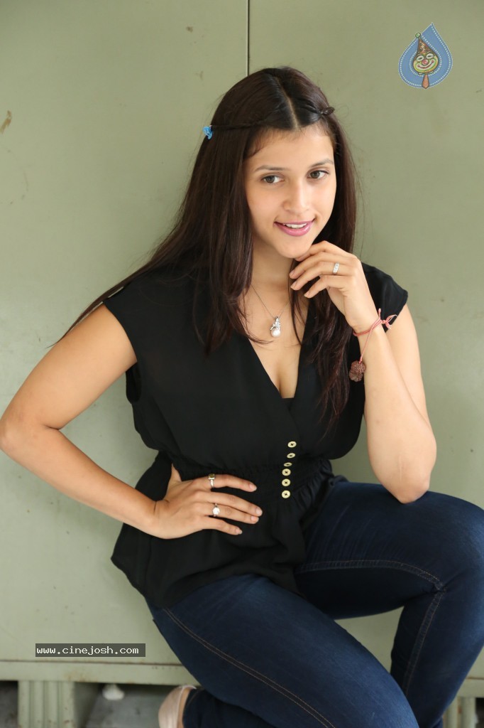 Barbie Handa New Stills - 124 / 125 photos