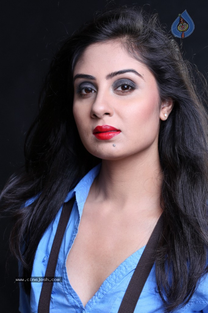 Bhanu Sri Mehra New Gallery - 56 / 117 photos