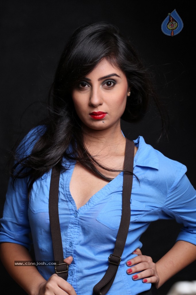 Bhanu Sri Mehra New Gallery - 83 / 117 photos