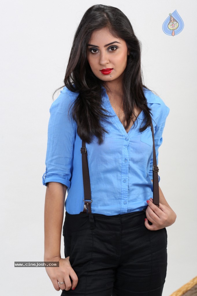 Bhanu Sri Mehra New Gallery - 100 / 117 photos