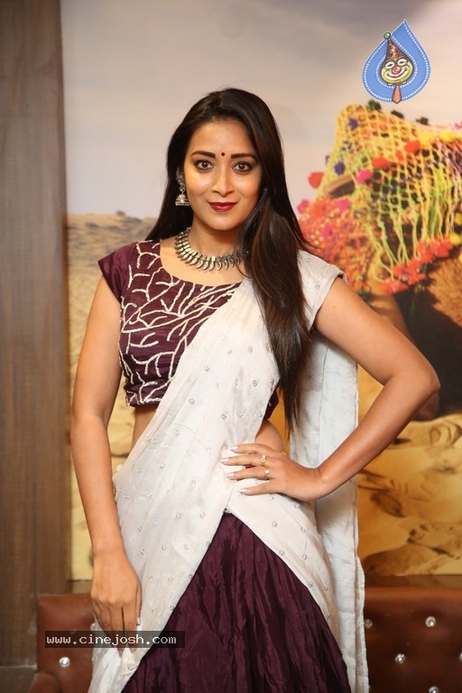 Bhanu Sri New Gallery - 13 / 21 photos