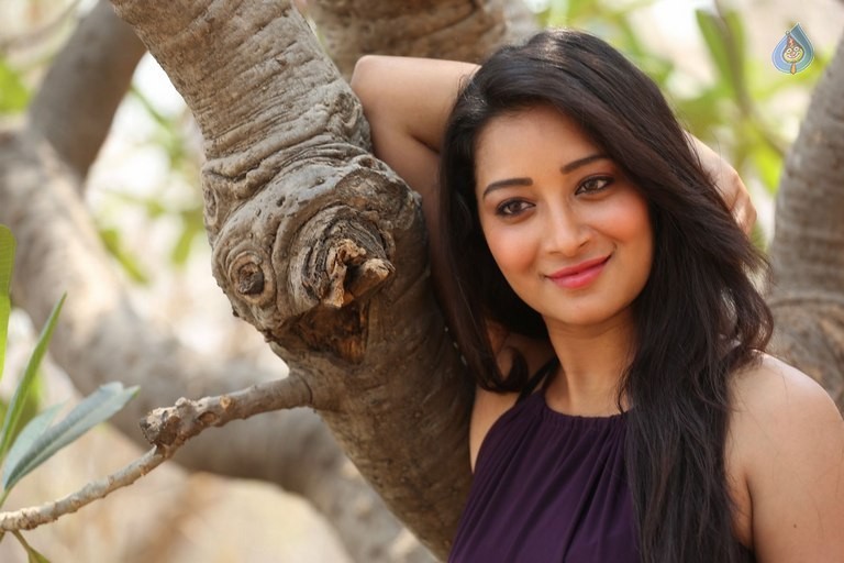 Bhanu Sri New Pics - 10 / 42 photos