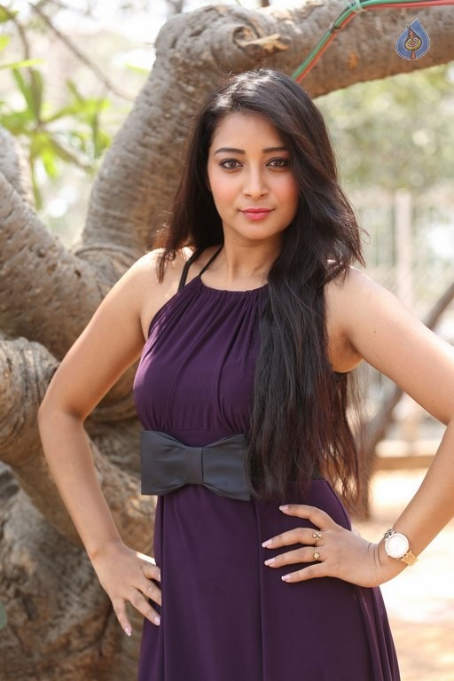Bhanu Sri New Pics - 22 / 42 photos
