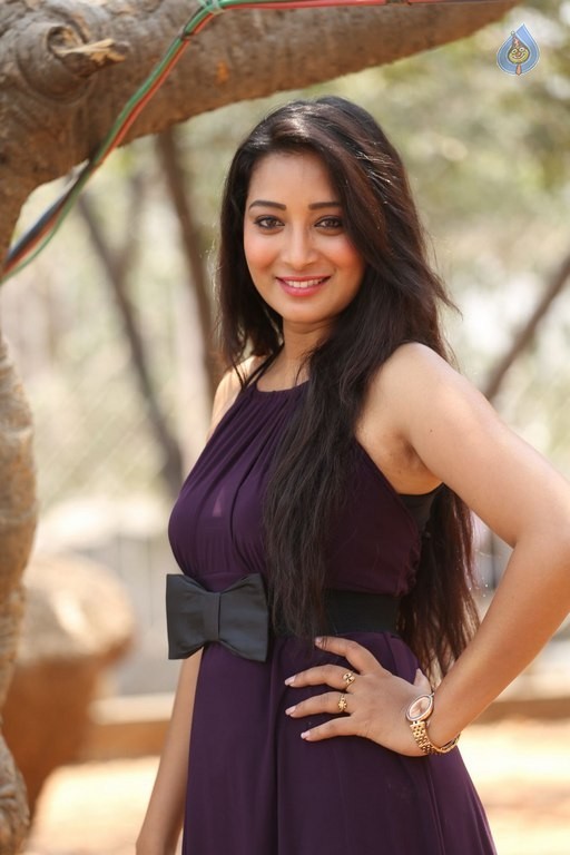 Bhanu Sri New Pics - 25 / 42 photos