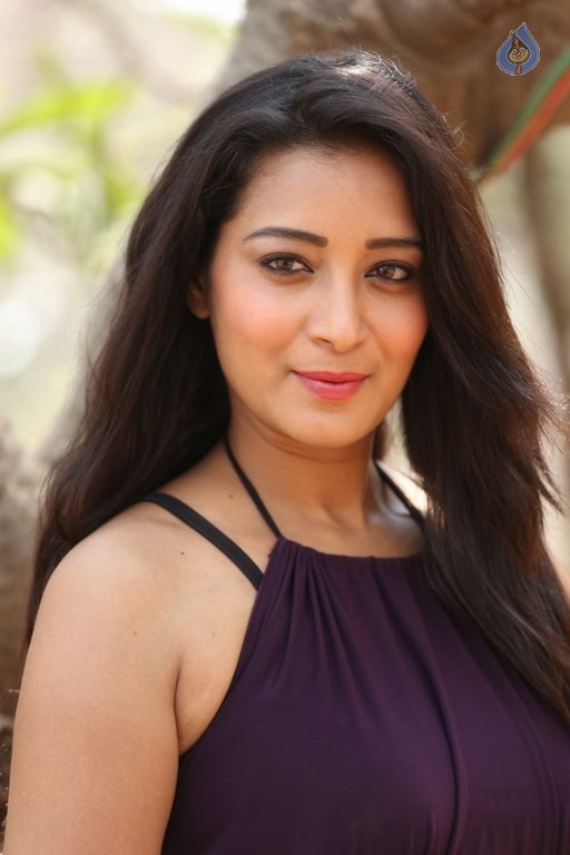 Bhanu Sri New Pics - 34 / 42 photos