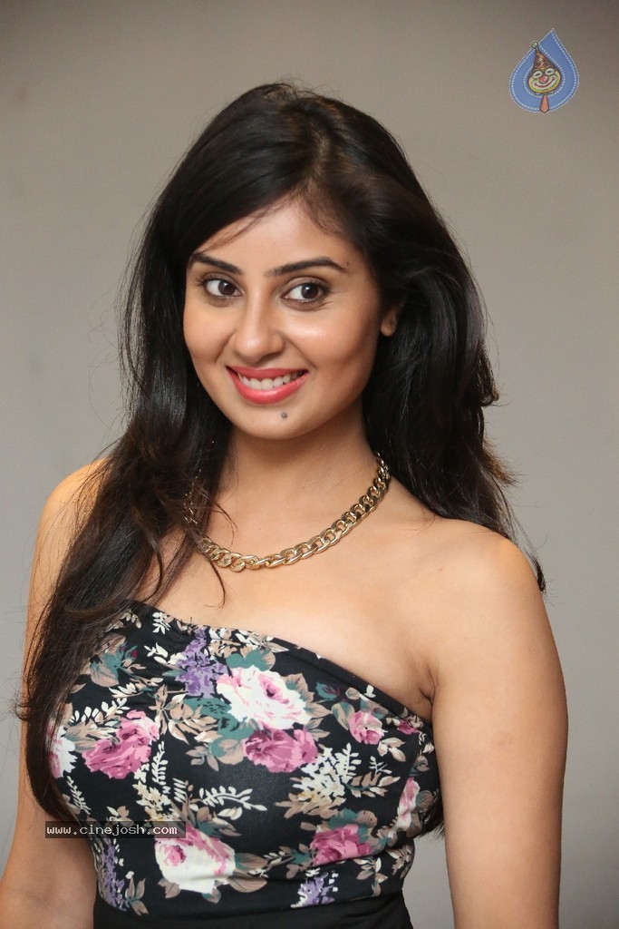 Bhanusri Mehra New Stills - 14 / 89 photos