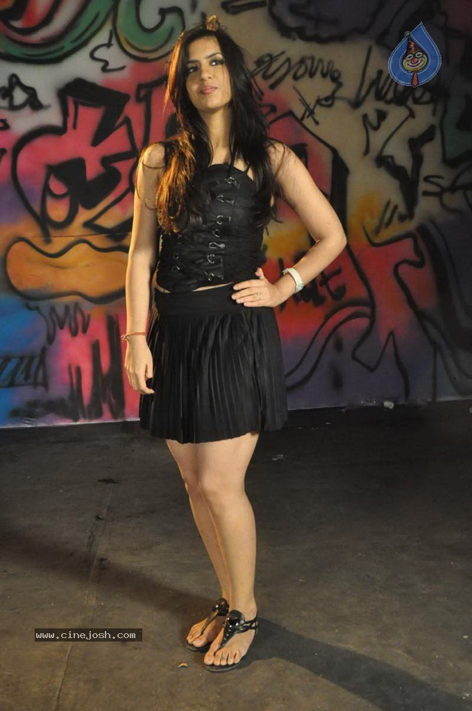 Bhavana Bhatiya Stills - 10 / 34 photos