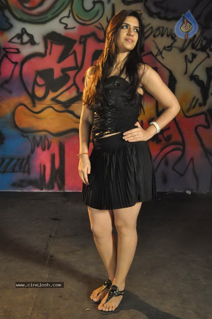 Bhavana Bhatiya Stills - 30 / 34 photos