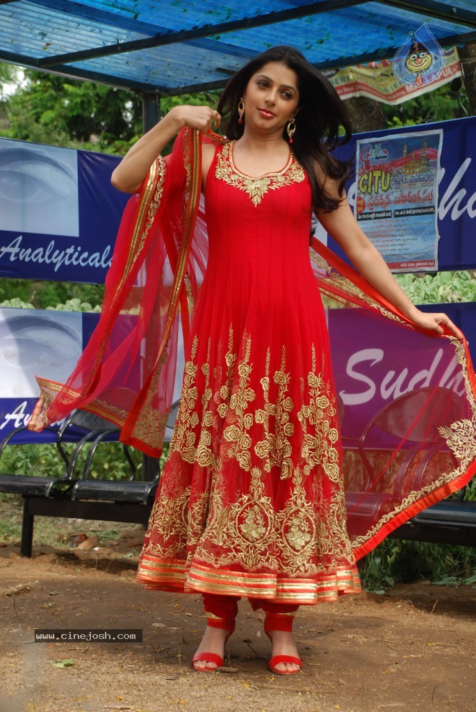 Bhoomika Chawla New Stills - 1 / 54 photos