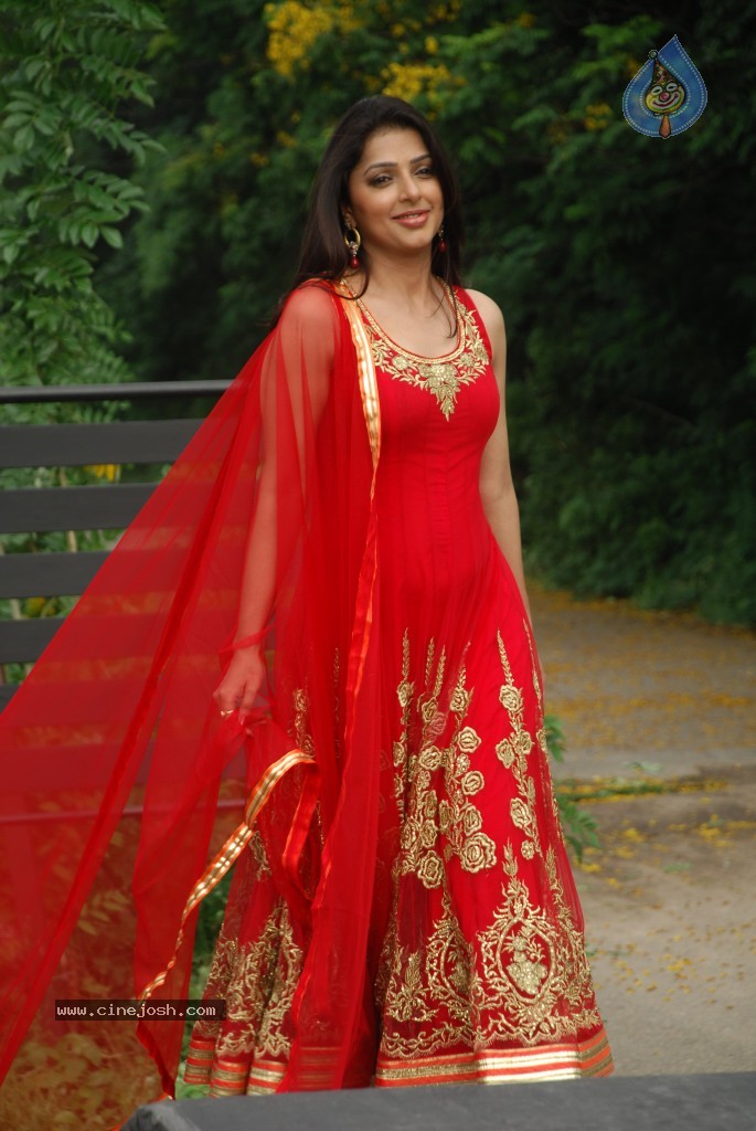 Bhoomika Chawla New Stills - 2 / 54 photos