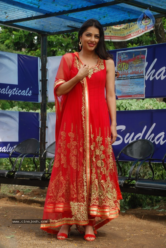 Bhoomika Chawla New Stills - 8 / 54 photos