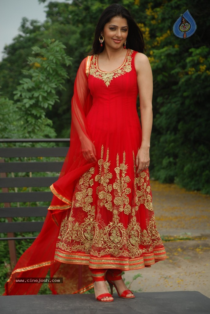 Bhoomika Chawla New Stills - 13 / 54 photos