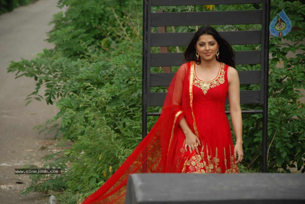 Bhoomika Chawla New Stills - 14 / 54 photos