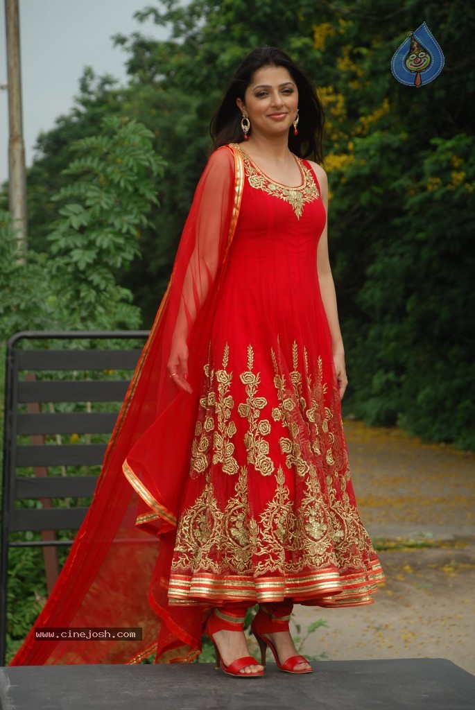 Bhoomika Chawla New Stills - 22 / 54 photos