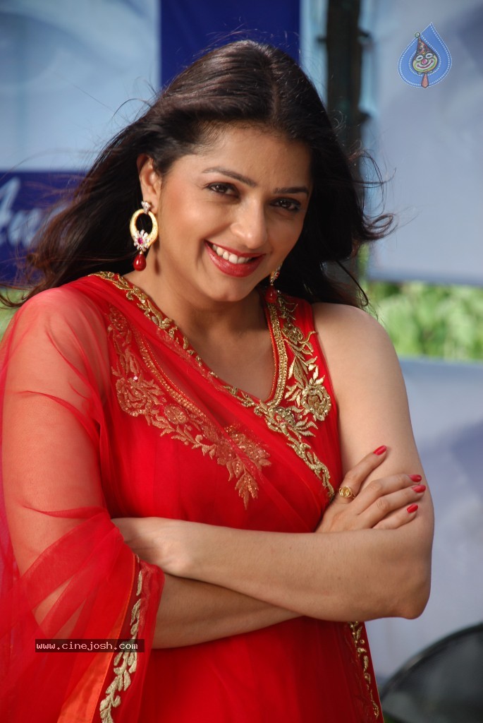 Bhoomika Chawla New Stills - 30 / 54 photos