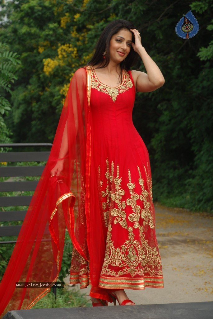 Bhoomika Chawla New Stills - 31 / 54 photos