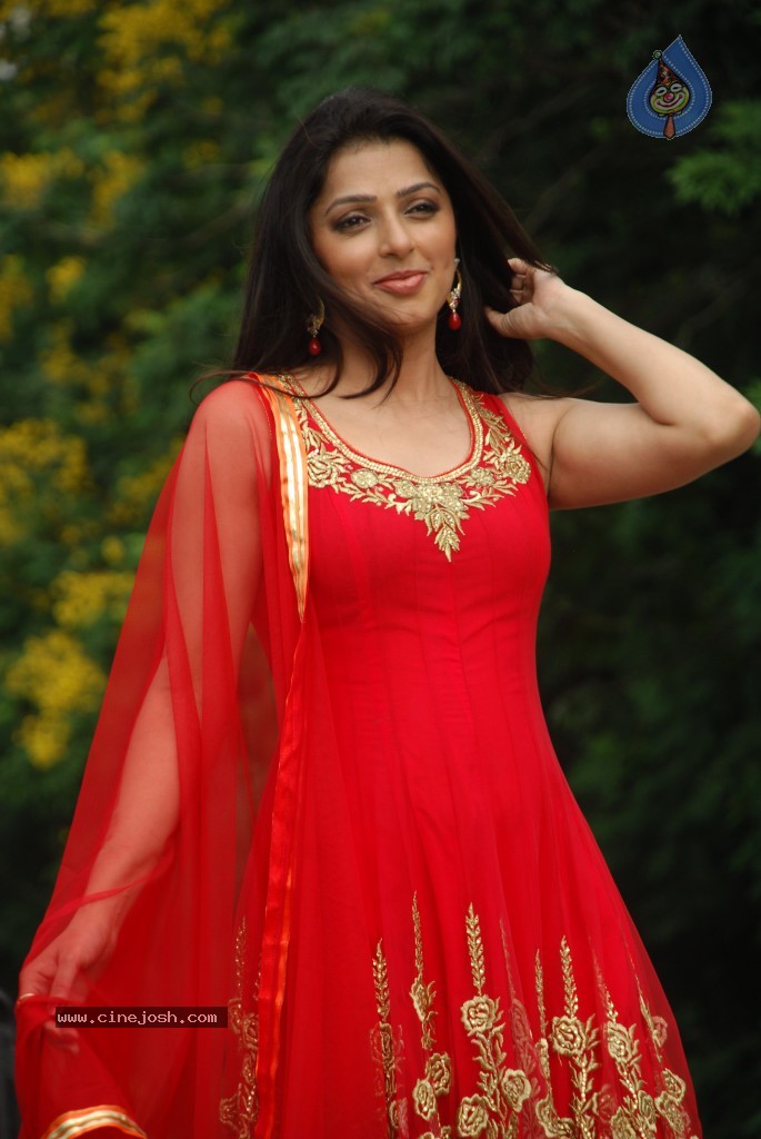 Bhoomika Chawla New Stills - 37 / 54 photos